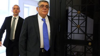 Χωρισμένοι στα δύο οι χρυσαυγίτες, δεν βρίσκει μέλη ο Κασιδιάρης Χωρισμένοι στα δύο οι χρυσαυγίτες, δεν βρίσκει μέλη ο Κασιδιάρης