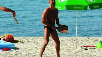 Η απόφαση- έκπληξη των λοιμωξιολόγων για τις ρακέτες στην παραλία Η απόφαση- έκπληξη των λοιμωξιολόγων για τις ρακέτες στην παραλία