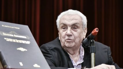 Πώς ο ψευτογιατρός «έφαγε» λεφτά από τον Κοντομηνά Πώς ο ψευτογιατρός «έφαγε» λεφτά από τον Κοντομηνά