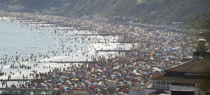 Χαμός στις παραλίες: Το δεύτερο κύμα του κορωνοϊού και οι ευθύνες των πολιτών