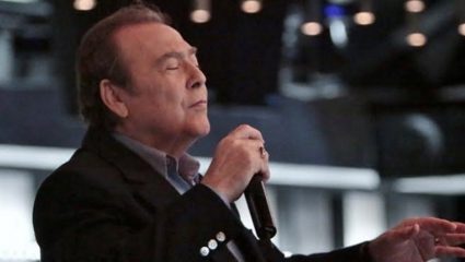 Ανησυχία προκαλεί η νέα αγνώριστη εικόνα του Τόλη Βοσκόπουλου Ανησυχία προκαλεί η νέα αγνώριστη εικόνα του Τόλη Βοσκόπουλου