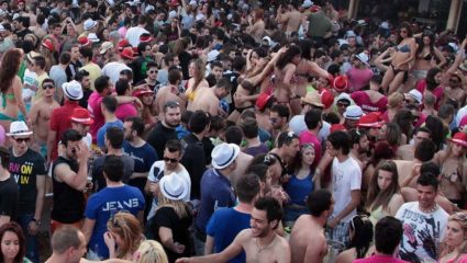 Εικόνα που τρομάζει: Ο ένας πάνω στον άλλον με συνθήματα «δεν υπάρχει κορωνοϊός» Εικόνα που τρομάζει: Ο ένας πάνω στον άλλον με συνθήματα «δεν υπάρχει κορωνοϊός»