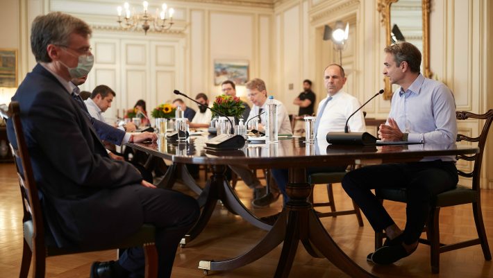 Εκτός απ’ τα πανηγύρια: Τα νέα μέτρα που έρχονται μετά την αναζωπύρωση των κρουσμάτων Εκτός απ’ τα πανηγύρια: Τα νέα μέτρα που έρχονται μετά την αναζωπύρωση των κρουσμάτων