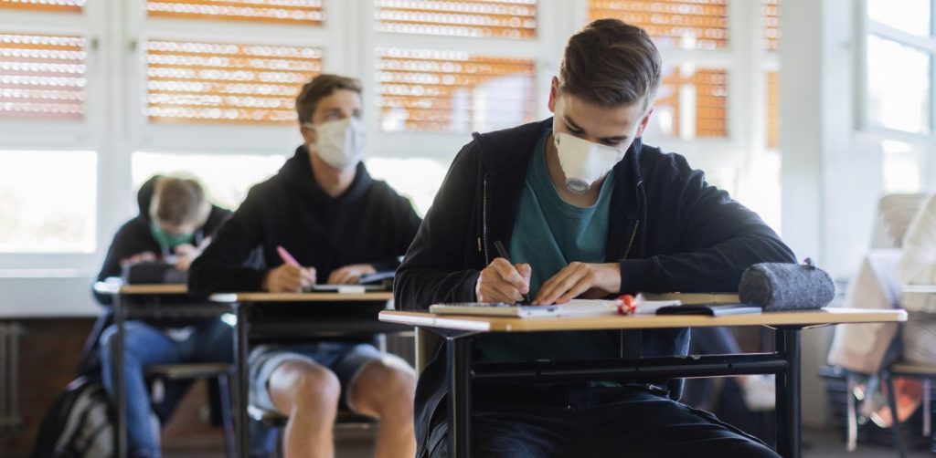 Τους γονατίζουν: Αυτές είναι οι ποινές για όσους μαθητές δεν φορούν μάσκες στα σχολεία