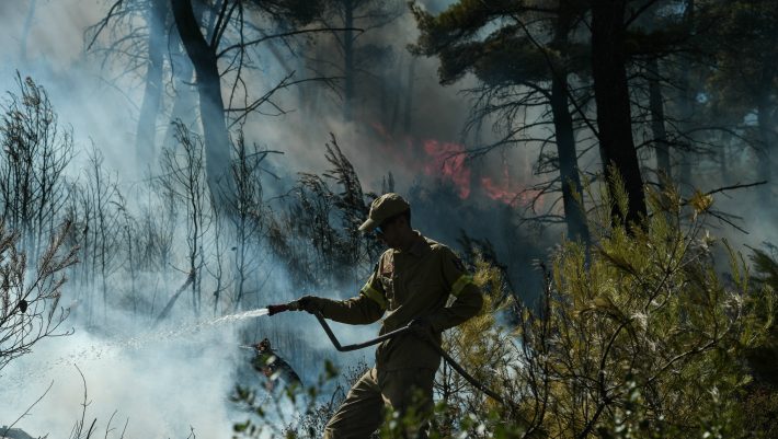 «Όταν η γυναίκα τα έχει δώσει όλα»: Η φωτογραφία από τις φωτιές που κάνει τον γύρο του διαδικτύου «Όταν η γυναίκα τα έχει δώσει όλα»: Η φωτογραφία από τις φωτιές που κάνει τον γύρο του διαδικτύου