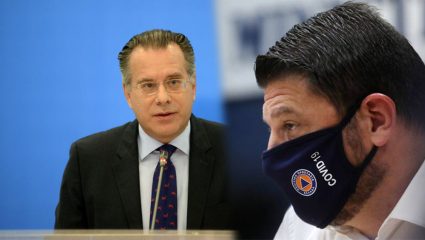 Τον εκδικήθηκε: Η φωτό-μαχαιριά που έστειλε ο Κουμουτσάκος στον Νίκο Χαρδαλιά Τον εκδικήθηκε: Η φωτό-μαχαιριά που έστειλε ο Κουμουτσάκος στον Νίκο Χαρδαλιά