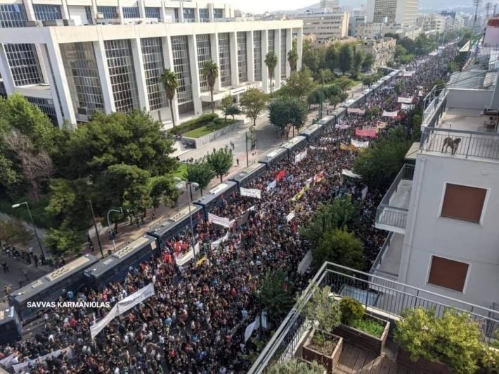 Το ξέσπασμα του κόσμου τη στιγμή της ανακοίνωσης της απόφασης για τη Χρυσή Αυγή (Vid)