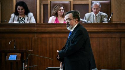 Τον πλησιάζουν: Εκεί κρύβεται ο Παππάς της Χρυσής Αυγής Τον πλησιάζουν: Εκεί κρύβεται ο Παππάς της Χρυσής Αυγής