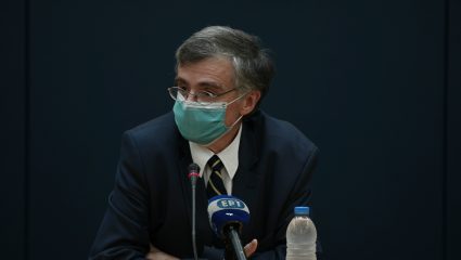 Ο Τσιόδρας σπάει τη σιωπή του: Eίναι καλά και φοράει τη μάσκα ως 18 ώρες τη μέρα Ο Τσιόδρας σπάει τη σιωπή του: Eίναι καλά και φοράει τη μάσκα ως 18 ώρες τη μέρα