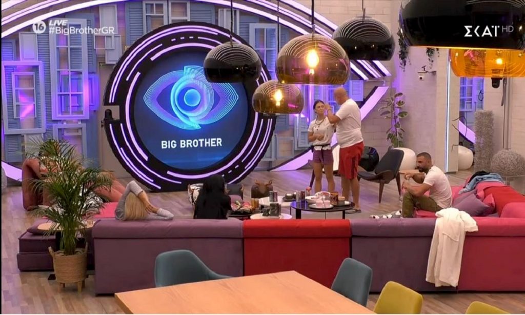 Σκηνή που δίχασε στο « Big Brother»: Παίκτρια παρεvοχλεί παίκτη στο vτους  (Pic)