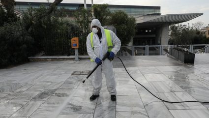 Δε θα ξεμπερδέψουμε εύκολα με τον κορωνοϊό: «Κρίσιμοι οι επόμενοι 3 μήνες» Δε θα ξεμπερδέψουμε εύκολα με τον κορωνοϊό: «Κρίσιμοι οι επόμενοι 3 μήνες»