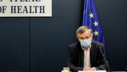 Πολλοί το είδαν, λίγοι το πρόσεξαν: Η «απροσδόκητη» κίνηση του Σωτήρη Τσιόδρα μια στιγμή πριν εμβολιαστεί (Vid) Πολλοί το είδαν, λίγοι το πρόσεξαν: Η «απροσδόκητη» κίνηση του Σωτήρη Τσιόδρα μια στιγμή πριν εμβολιαστεί (Vid)