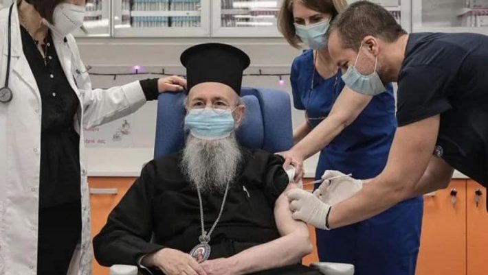 Θεϊκός... εμβολιασμός: Ο Θεούλης εμβολίασε τον μητροπολίτη Ναυπάκτου Θεϊκός... εμβολιασμός: Ο Θεούλης εμβολίασε τον μητροπολίτη Ναυπάκτου