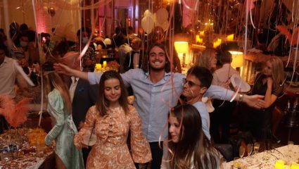 Σάλος για τις νέες φωτογραφίες από ρεβεγιόν: Αυτοί είναι οι νέοι… Τσιτσιπάδες (Pic) Σάλος για τις νέες φωτογραφίες από ρεβεγιόν: Αυτοί είναι οι νέοι… Τσιτσιπάδες (Pic)