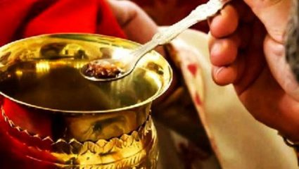 Ανήκουστο! Ιερέας υποστηρίζει ότι κοινώνησε από την ίδια λαβίδα με ασθενείς του ιού και δεν κόλλησε Ανήκουστο! Ιερέας υποστηρίζει ότι κοινώνησε από την ίδια λαβίδα με ασθενείς του ιού και δεν κόλλησε
