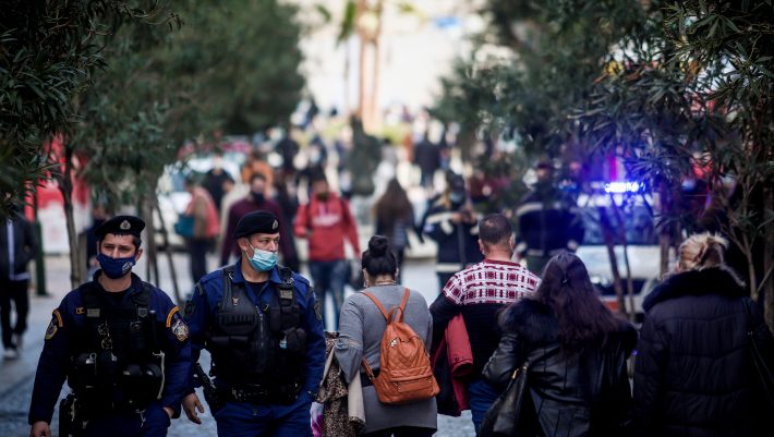 Τα τρία «καμπανάκια» των ειδικών για τον κορωνοϊό στην Ελλάδα Τα τρία «καμπανάκια» των ειδικών για τον κορωνοϊό στην Ελλάδα
