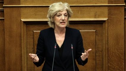 Καβγάς στη Βουλή με Μενδώνη: «Ούτε ένα συγγνώμη; Δεν ντρέπεστε;» – «Ας με παίρνατε τηλέφωνο αν ξέρατε» Καβγάς στη Βουλή με Μενδώνη: «Ούτε ένα συγγνώμη; Δεν ντρέπεστε;» – «Ας με παίρνατε τηλέφωνο αν ξέρατε»
