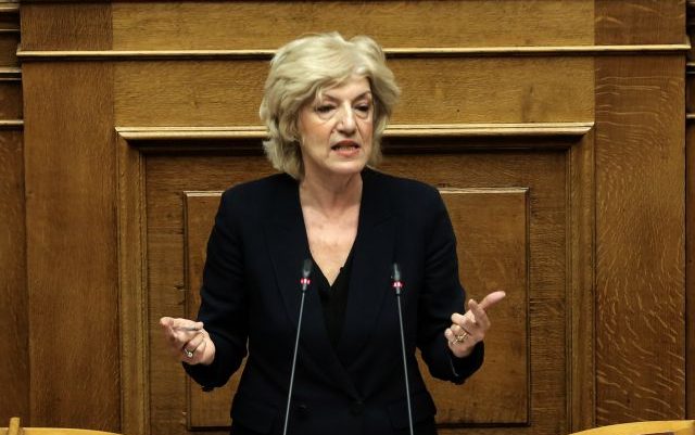 Καβγάς στη Βουλή με Μενδώνη: «Ούτε ένα συγγνώμη; Δεν ντρέπεστε;» - «Ας με παίρνατε τηλέφωνο αν ξέρατε» Καβγάς στη Βουλή με Μενδώνη: «Ούτε ένα συγγνώμη; Δεν ντρέπεστε;» - «Ας με παίρνατε τηλέφωνο αν ξέρατε»