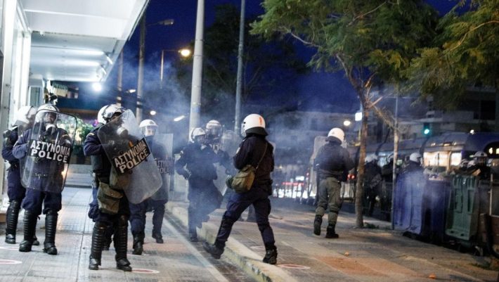 «Θέλετε να πείτε ότι χτύπησε αστυνομικός;»: Το εξοργιστικό βίντεο για τα επεισόδια στη Νέα Σμύρνη που έγινε viral (Vid) «Θέλετε να πείτε ότι χτύπησε αστυνομικός;»: Το εξοργιστικό βίντεο για τα επεισόδια στη Νέα Σμύρνη που έγινε viral (Vid)