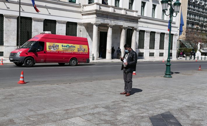 Γιατί χαλαρώνουν τα μέτρα παρά τα 3.000 κρούσματα