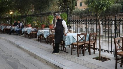 Αλλαγές στο ωράριο απαγόρευσης κυκλοφορίας – Τέλος η απαγόρευση στη μουσική Αλλαγές στο ωράριο απαγόρευσης κυκλοφορίας – Τέλος η απαγόρευση στη μουσική