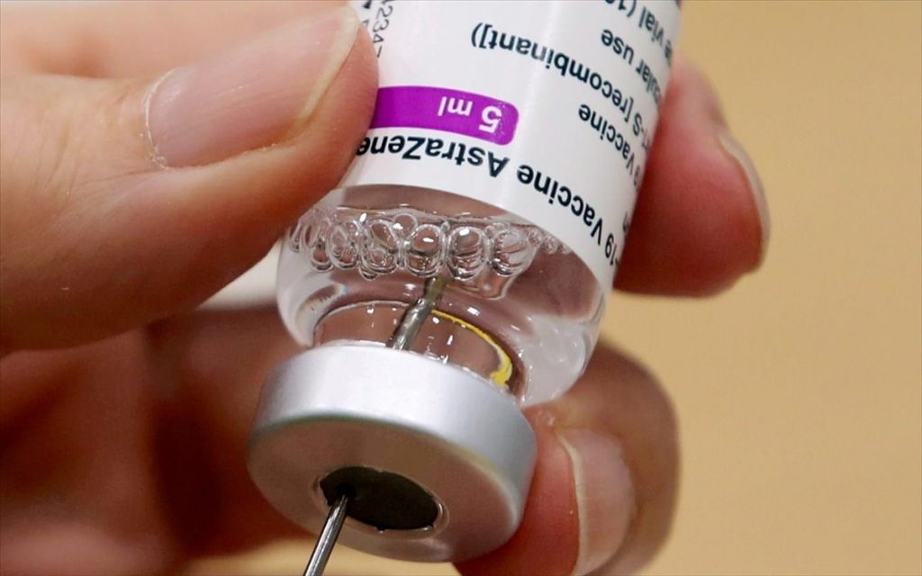Astrazeneca παρενέργειες: Οι αριθμοί ανά ηλικιακή ομάδα δείχνουν την αλήθεια για το εμβόλιο