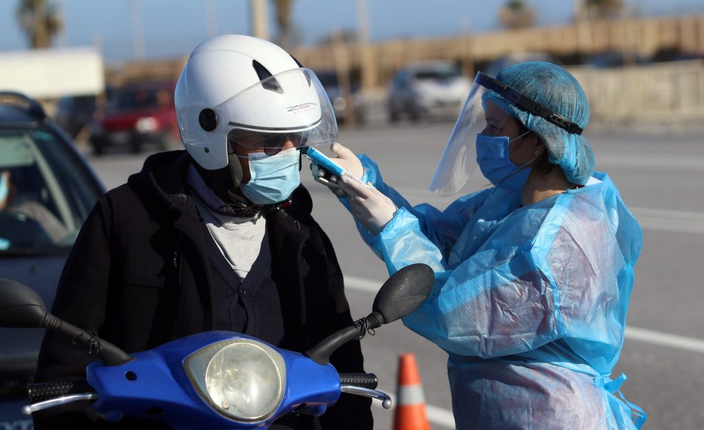 Γιατί οι εμβολιασμένοι πρέπει να συνεχίσουν να φορούν μάσκα