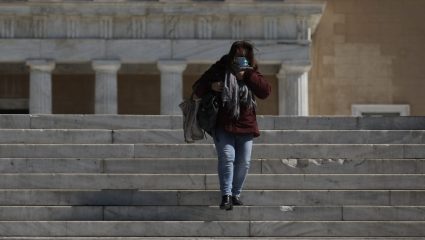 Πότε πετούν τις μάσκες οι πλήρως εμβολιασμένοι στην Ελλάδα Πότε πετούν τις μάσκες οι πλήρως εμβολιασμένοι στην Ελλάδα