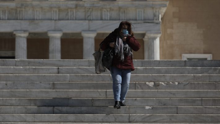 Πότε πετούν τις μάσκες οι πλήρως εμβολιασμένοι στην Ελλάδα Πότε πετούν τις μάσκες οι πλήρως εμβολιασμένοι στην Ελλάδα