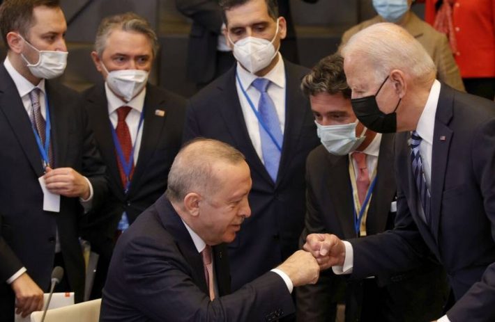 Ο... δούλος του Μπάιντεν Ερντογάν - Η απίστευτη κίνηση του Τούρκου προέδρου μόλις είδε τον Αμερικανό