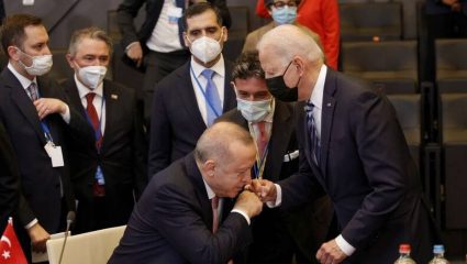 Ο… δούλος του Μπάιντεν Ερντογάν – Η απίστευτη κίνηση του Τούρκου προέδρου μόλις είδε τον Αμερικανό Ο… δούλος του Μπάιντεν Ερντογάν – Η απίστευτη κίνηση του Τούρκου προέδρου μόλις είδε τον Αμερικανό