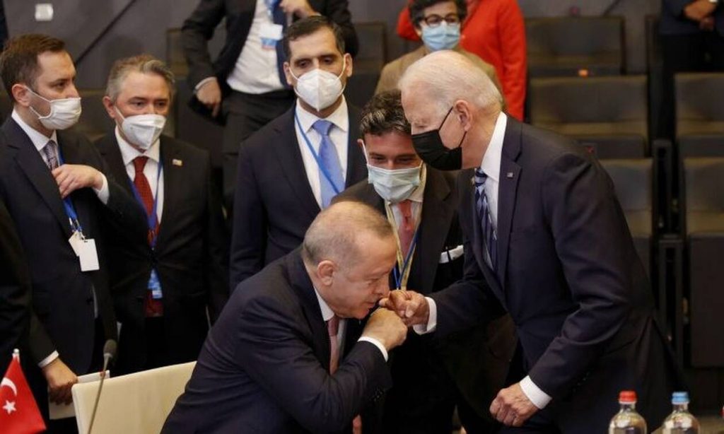 Ο... δούλος του Μπάιντεν Ερντογάν - Η απίστευτη κίνηση του Τούρκου προέδρου μόλις είδε τον Αμερικανό