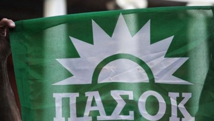 Epic: Με σημαία του ΠΑΣΟΚ πήγε στη συγκέντρωση ΚΚΕ (Pic) Epic: Με σημαία του ΠΑΣΟΚ πήγε στη συγκέντρωση ΚΚΕ (Pic)