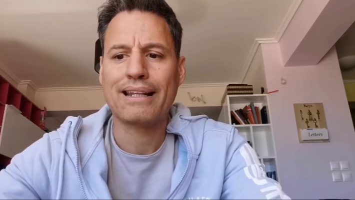Απίθανα πράγματα: Ο Πετράκος στήνει στον τοίχο τον Αρκά για το σκίτσο του με το εμβόλιο (Pic) Απίθανα πράγματα: Ο Πετράκος στήνει στον τοίχο τον Αρκά για το σκίτσο του με το εμβόλιο (Pic)
