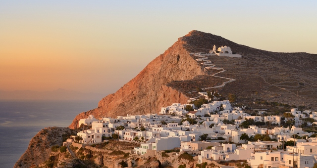 Ανεπιτήδευτη ομορφιά: Η Μάργκοτ Ρόμπι βρίσκεται στο ελληνικό νησί που θεωρεί κλάσεις καλύτερο απ’ τη Μύκονο