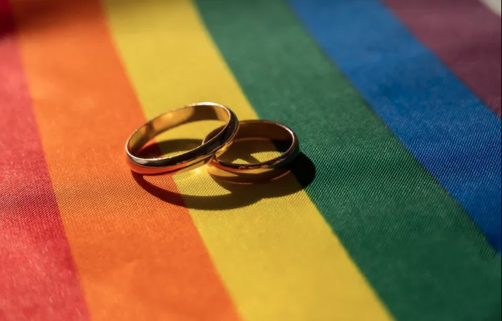 Παρά το ότι «πέρασε»: Το μεγάλο πρόβλημα που δεν έλυσε το νομοσχέδιο για τον γάμο των ομόφυλων ζευγαριών