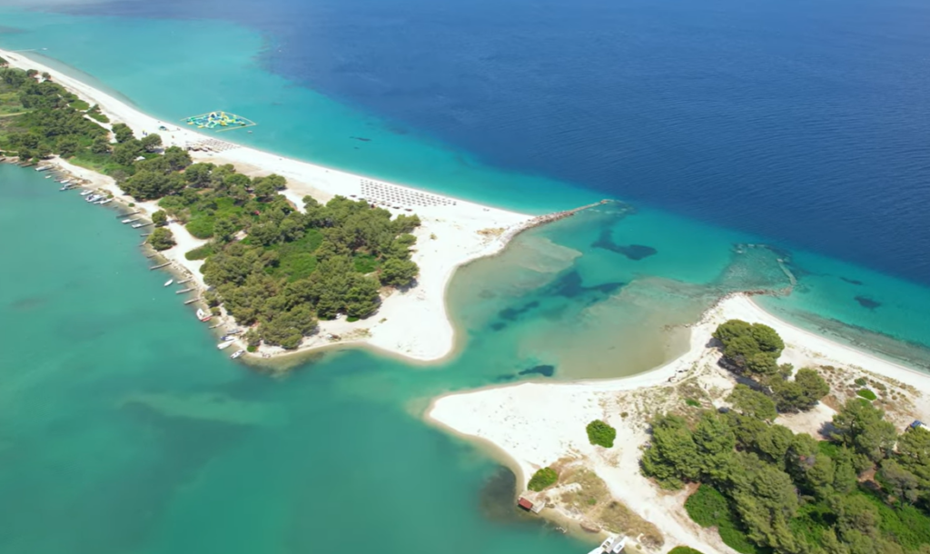 Ρηχά, ασφαλή νερά, ιδανική για οικογένειας: Η ελληνική παραλία - έκπληξη που θεωρείται η ωραιότερη στην Ευρώπη