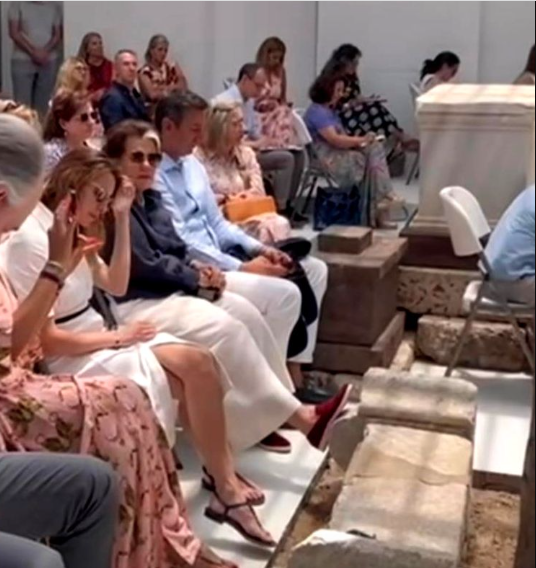 «Ύβρις, πατάει πάνω στο μνημείο»: Η φωτό της Άννας Παναγιωταρέα που προκάλεσε σφοδρές αντιδράσεις (Pic)