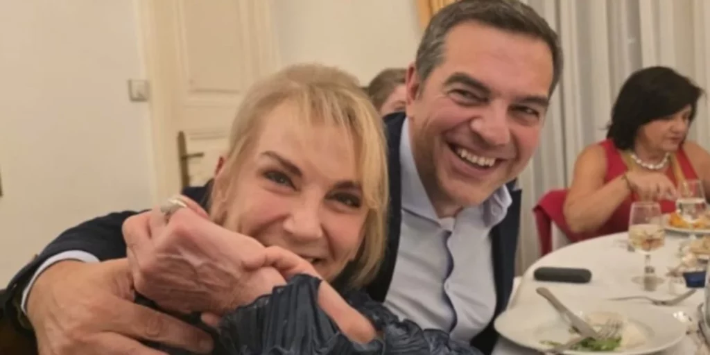 Τι είναι αυτό που έφερε κοντά τον Αλέξη Τσίπρα και την Φωτεινή Πιπιλή - Η ζεστή τους αγκαλιά
