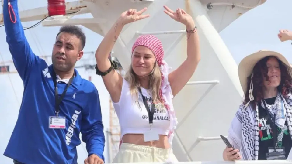Άφησε τα έξι της παιδιά για να μεταδώσει την αλήθεια - Ποια είναι η αιχμάλωτη των Ισραηλινών, «Μπάρμπι της Γάζας»