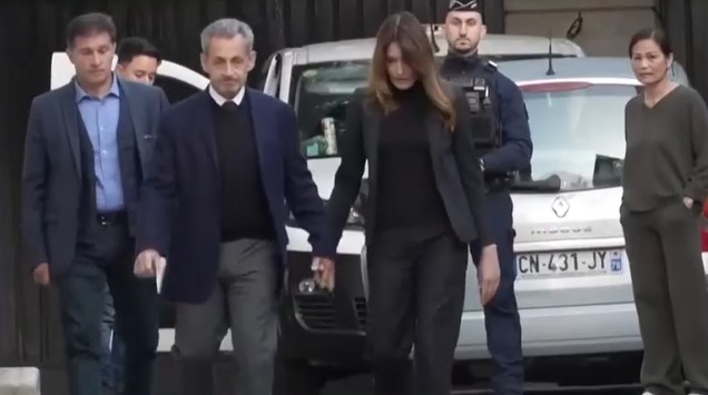 Μόνος στον προαύλιο της φυλακής Λα Σαντέ: Το μυστικό που κρατά σε απομόνωση τον Σαρκοζί (vid) Μόνος στον προαύλιο της φυλακής Λα Σαντέ: Το μυστικό που κρατά σε απομόνωση τον Σαρκοζί (vid)