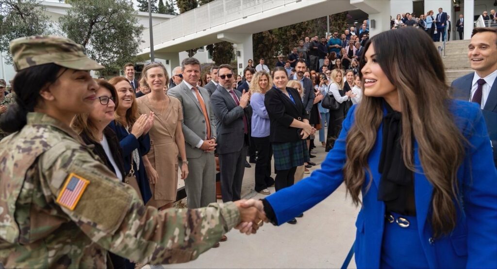 Κίμπερλι Γκίλφοϊλ: Από τα παιχνίδια με τον Peanut στις «μπίζνες» - Η διπλή παρουσία στο Μαξίμου για το mega deal Ελλάδας-ΗΠΑ