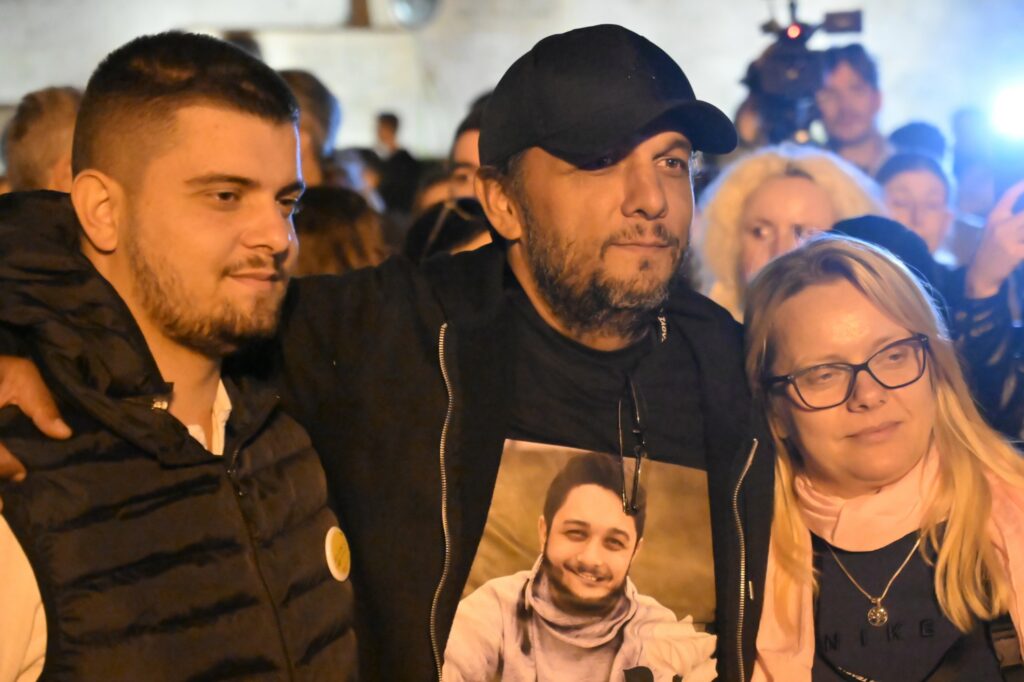 Άντζυ Λουπέσκου: Ποια είναι η «διαισθητική» υπνοθεραπεύτρια που είπε στον Ρούτσι ότι ήταν καρμικό να σκοτωθεί ο γιος του