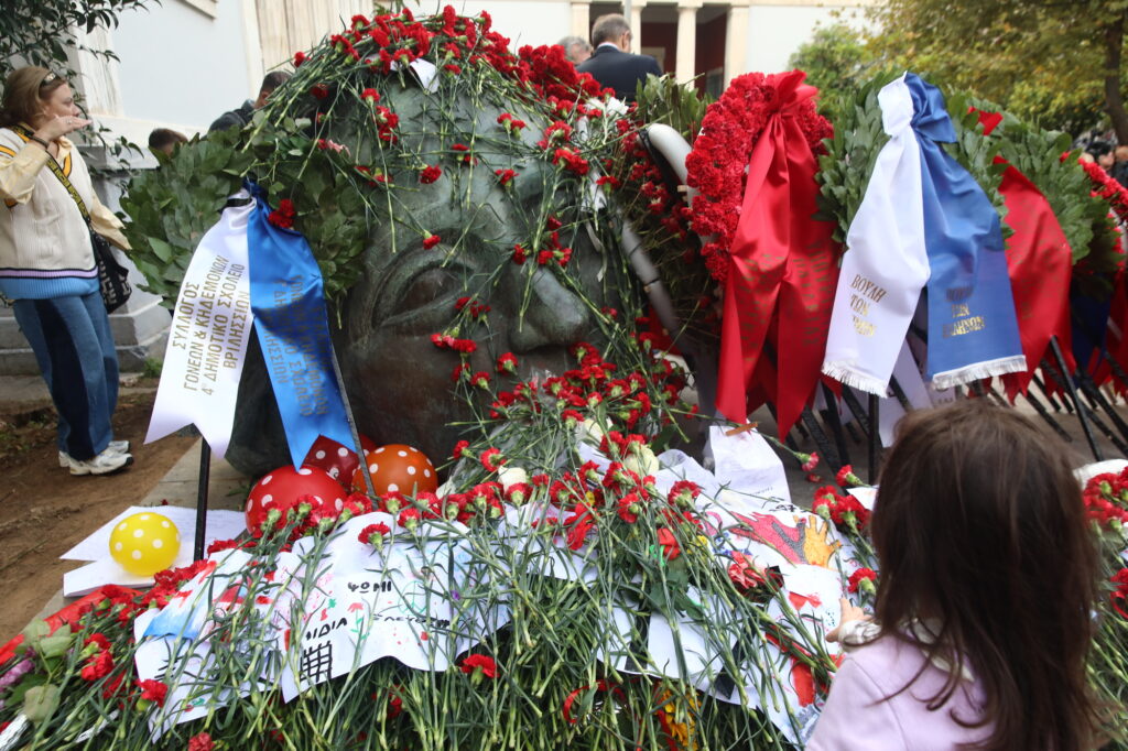 Όχι, δεν είναι πεσόντας φοιτητής στην εξέγερση: Ποιο είναι τελικά το πρόσωπο του εμβληματικού γλυπτού στο Πολυτεχνείο