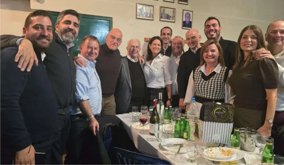Ο Δένδιας μεταξύ... τσίπουρων και selfie αποκάλυψε τις προθέσεις του για τη διεκδίκηση της αρχηγίας της ΝΔ - Τι προτίθεται να κάνει