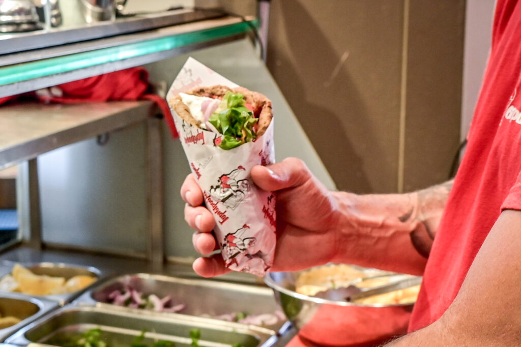 Σουβλάκι ή πολυτέλεια; Το fast food που έγινε απλησίαστο - Η εξωφρενική τιμή του τυλιχτού και γιατί θα ανέβει κι άλλο (vid)