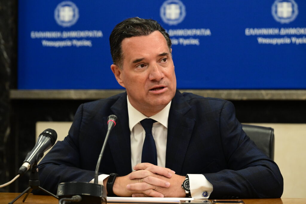 Πώς ο Άδωνις Γεωργιάδης τινάζει στον αέρα τις δημοσκοπήσεις με τους... κομμουνιστές