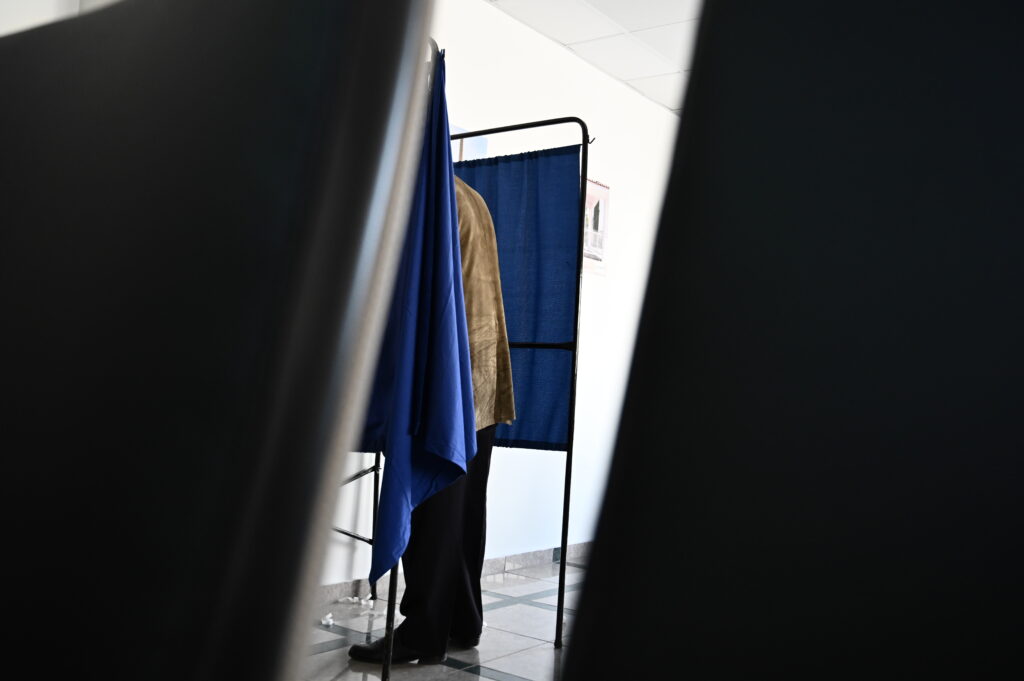 Το κρυφό πολιτικό ντόμινο μετά τις δημοσκοπήσεις: Οι νέοι παίκτες που αναδιαμορφώνουν την επόμενη κάλπη