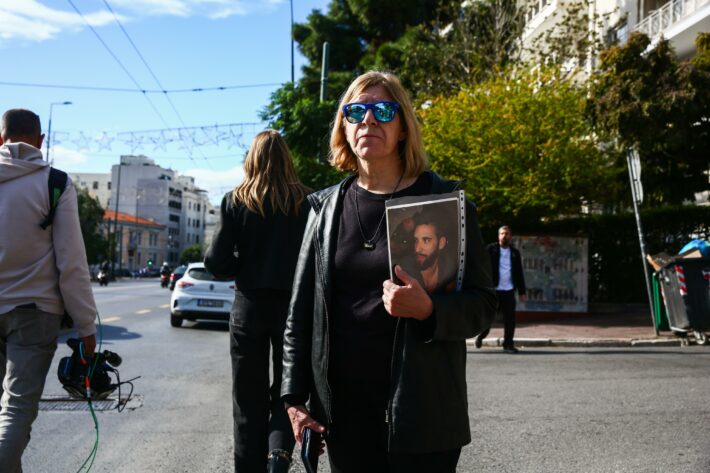 Στη μνήμη όσων δεν γύρισαν ποτέ: Η Ελλάδα που θρηνεί, οδηγεί και ξεχνά