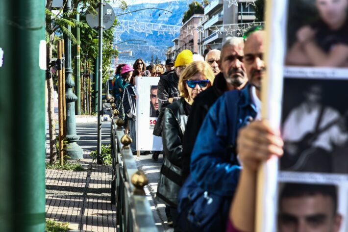 Στη μνήμη όσων δεν γύρισαν ποτέ: Η Ελλάδα που θρηνεί, οδηγεί και ξεχνά